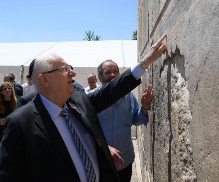 بالصور: الرئيس الصهيوني يقتحم الحرم الإبراهيمي في الخليل