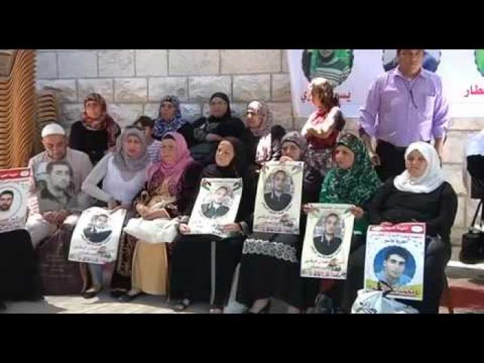 نشطاء يغلقون مقر الصليب الأحمر في البيرة ويطالبوة بالانتصار للأسرى