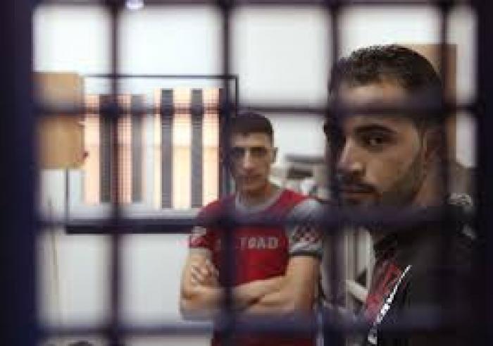 الاحتلال يعتدي على 3 أسرى بالضرب والتنكيل خلال اعتقالهم