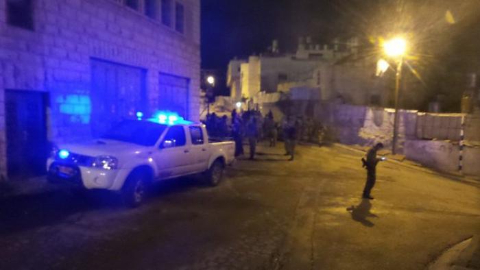 الاحتلال يجري عمليات بحث عن سيارة فلسطينية بزعم محاولتها تنفيذ عملية دهس لجنود في حلحول بالخليل