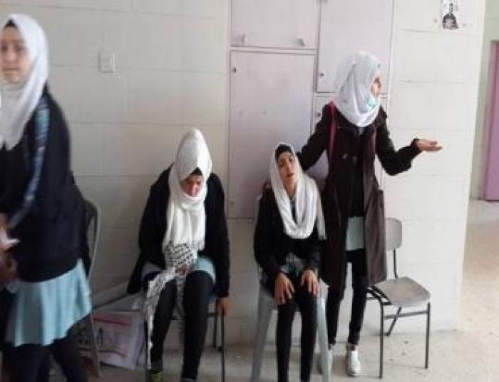 الخليل: إصابة 11 طالبة بقنابل غاز أطلقها الاحتلال على مدرسة