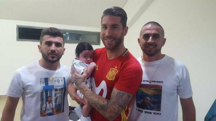 لاعب المنتخب الإسباني راموس يلتقي عائلة جندي صهيوني قُتل في عملية الأقصى