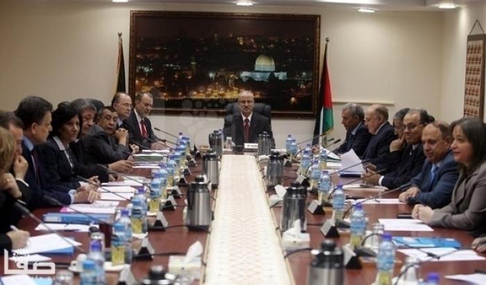 الحكومة: سنواصل دفع رواتب الأسرى ومستحقات أسر الشهداء والجرحى