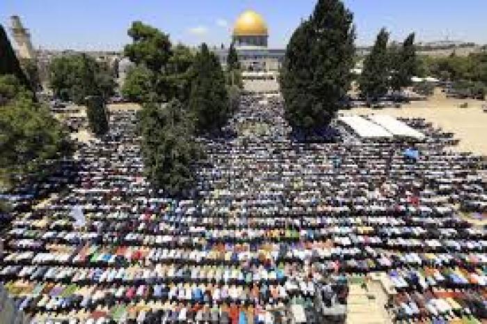 200 غزَّي يتوجهون لأداء صلاة الجمعة في الأقصى