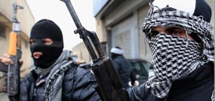 ارتدى الكوفية وحمل كلاشينكوف ودخل الى كنيس في باريس