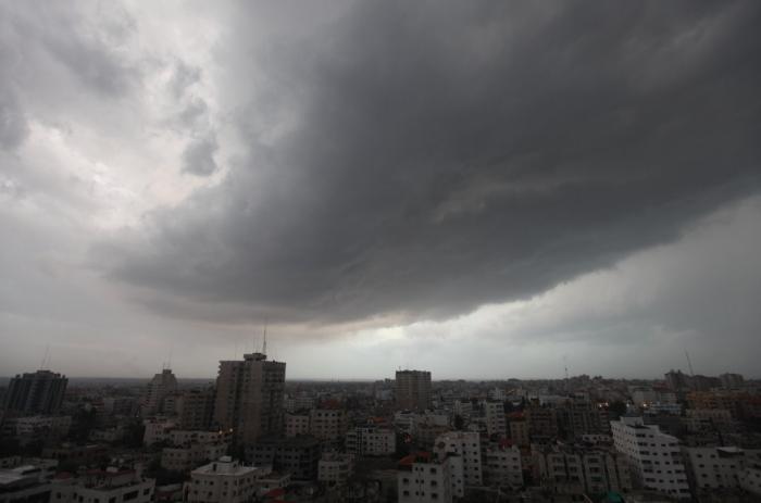المنخفض يصل اليوم وإنخفاض على درجات الحرارة وهطول أمطار