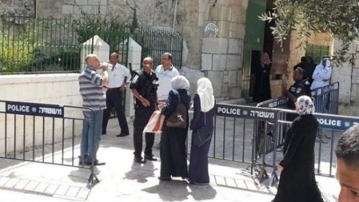 الاحتلال يبعد مسنًا عن الأقصى ويمدّد اعتقال 4 مواطنين 