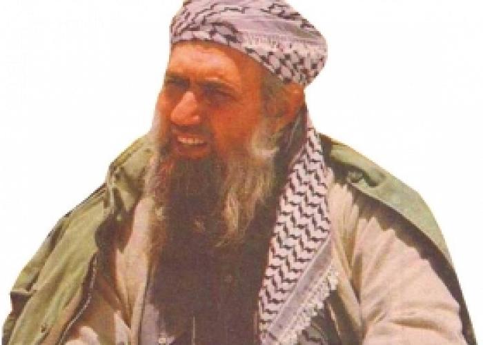 شاهد الفيديو .. نجل عبدالله عزام يتجول بسلاحه في شوارع إدلب
