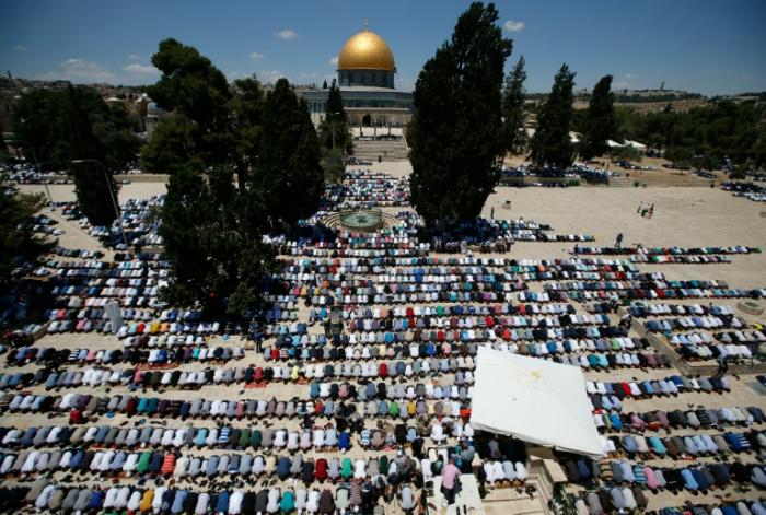 عشرات الآلاف من الفلسطينيين يتوجهون للمسجد الأقصى