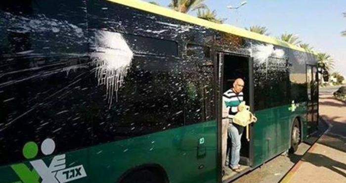 أضرار بحافلة صهيونية تعرضت لإلقاء الحجارة في رام الله