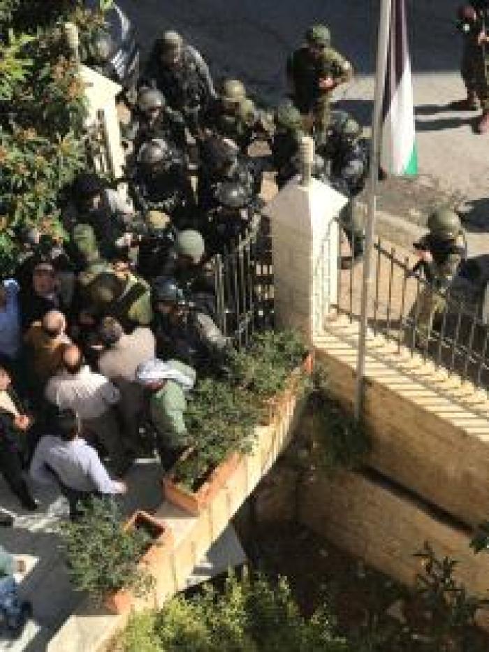 سلطات الاحتلال تقتحم مقر محافظة القدس ووزارة شؤون القدس