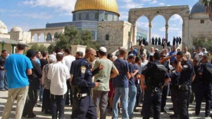 المستوطنون يواصلون اقتحامهم للمسجد الأقصى المبارك