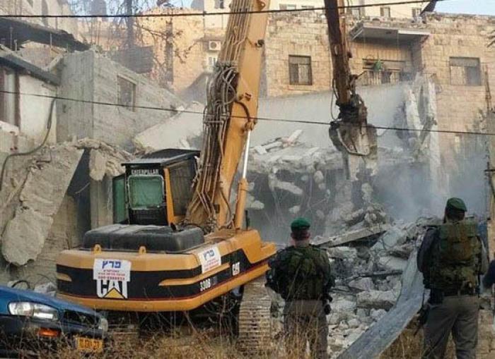 جرافات الاحتلال تهدم 3 شقق سكنية ومخزناً بالقدس