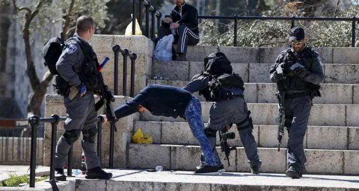 قوات الاحتلال تعتقل عاملين في القدس