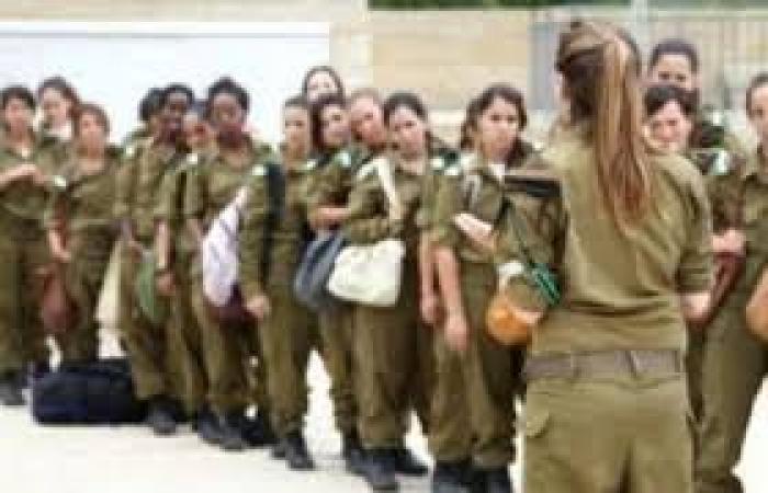 واحدة من بين 6 مجندات صهيونيات تتعرض للتحرش في الجيش