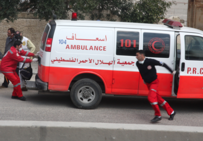 إصابة شاب فلسطيني بعد أن طعنه من قبل مستوطنين