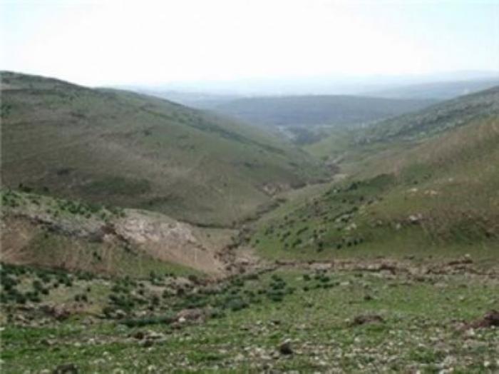 الاحتلال يخطر 10 عائلات بدوية بالترحيل من قرية المغير