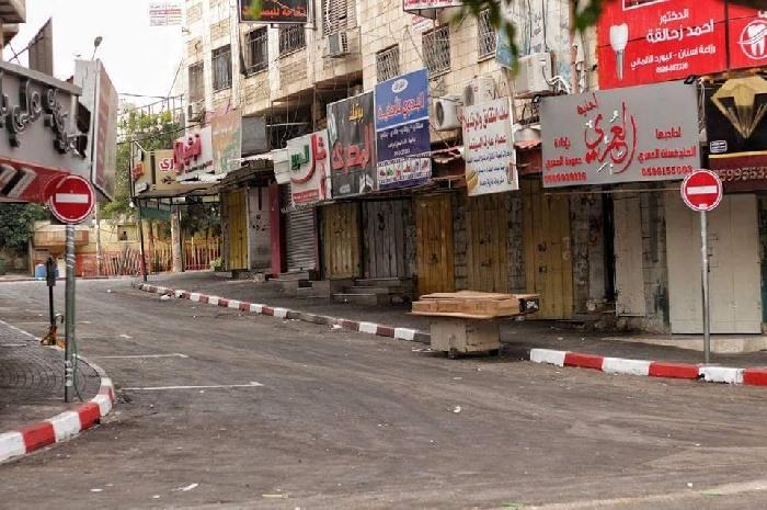  الاحتلال يغلق المحال التجارية ويخلي المدارس فى البلدة القديمة بالخليل