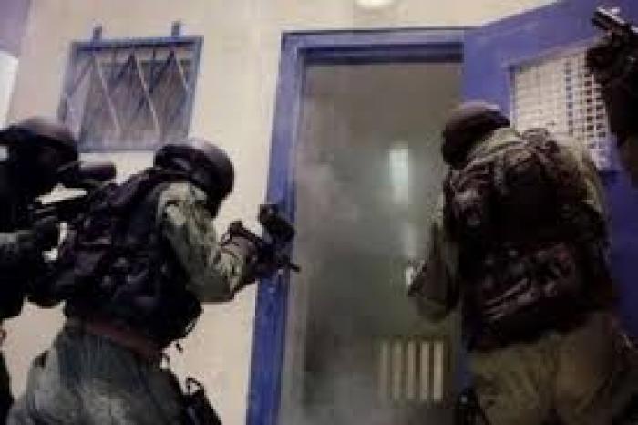 قوات الاحتلال والمستعربون ينكلون بـ 6 أسرى أثناء اعتقالهم   