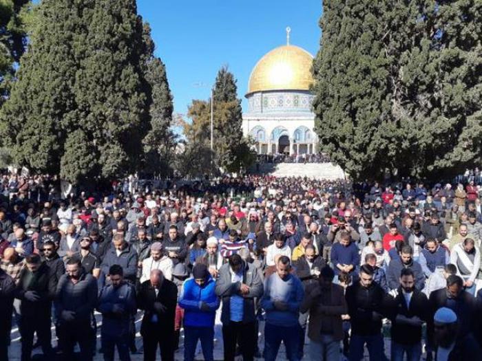عشرات آلاف المصلين يؤدون اليوم صلاة الجمعة في المسجد الأقص