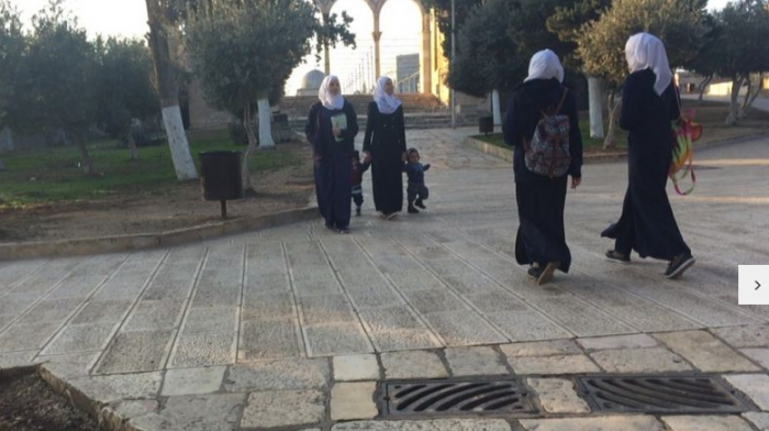 قيود على دخول النساء للأقصى ومستوطنون يجددون اقتحامه