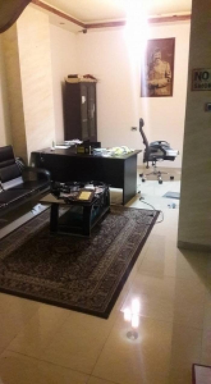 (صور)الاحتلال يغلق إذاعة بالخليل ويصادر أجهزتها ويعتقل عدداً من صحفييها 