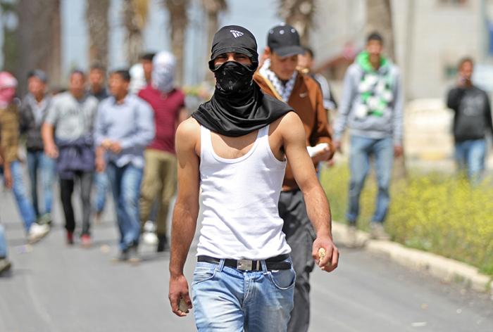 فلسطينيون يغلقون شارع 60 الإستيطاني في سلواد