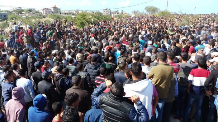 خانيونس تودع 7 شهداء وسط غضب عارم 