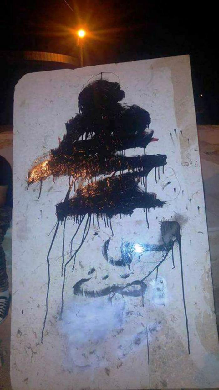اعتدى مجهولون فجر اليوم الجمعة على نصب للشهيد خالد نزال ببلدة برقين غرب مدينة جنين شمال الضفة الغربية، حيث تم طلاؤه بالدهان وتشويه الحجر الموضوع في النصب. وقال مواطنون لمصادر صحفية إن الفاعل غير معروف ولكن الاتجاه العام أنهم عملاء الاحتلال ممن يقومون بهكذا أعمال مشينة . وأشاروا إلى أن تشويه المعلم تم في وقت متأخر من الليل حيث لا توجد حركة في الشوارع ما يدل على أنه تصرف مقصود ومخطط له. يذكر أن نصب الشهيد نزال في برقين ليس النصب الرئيسي للشهيد نزال الذي أزالته قوات الاحتلال على مدخل جنين الغربي وأزاله الاحتلال وأعيد وضعه ، ولكنه نصب ثان أقامه الأهالي الأسبوع الماضي ردا على إزالة الاحتلال لتذكار جنين.
