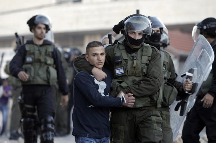 قوات الاحتلال تعتقل شاب فسطيني خلال مواجهات بيت حانون