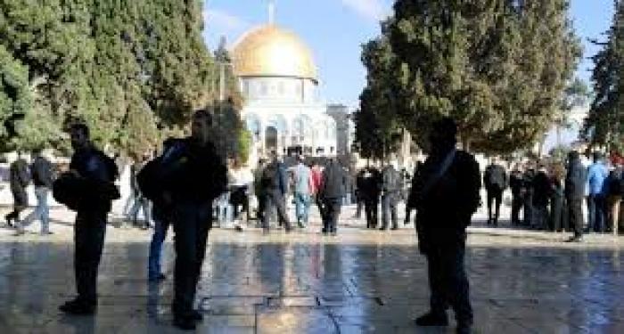 القدس: الاحتلال يبعد موظفا عن الأقصى 15 يوما 