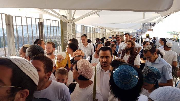 بالصور: 500 مستوطن يقتحمون باحات المسجد الأقصى وسط حراسة مشددة