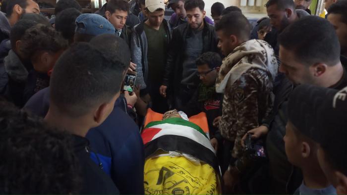 بالصور: جماهير غفيرة تشييع جثمان الشهيد عرفات برفح