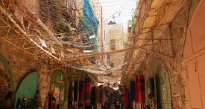 مستوطنون يقتحمون أسواق البلدة القديمة في الخليل
