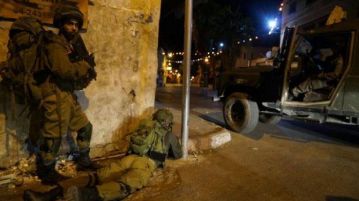 الاحتلال يعتقل 10 مواطنين في حملة دهم طالت أنحاء متفرقة من الضفة