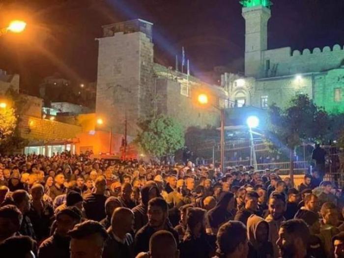 آلاف المصلين يقيمون صلاة الفجر في المسجد الابراهيمي في الخليل