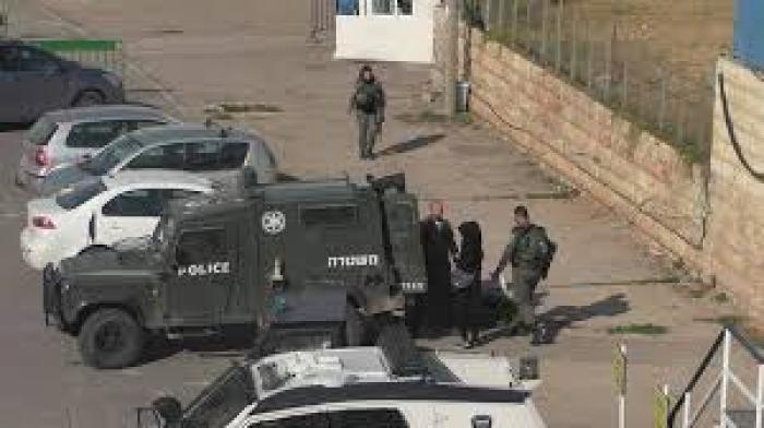 الاحتلال يعتقل فلسطينيا بدعوى حيازة سكين جنوب الخليل