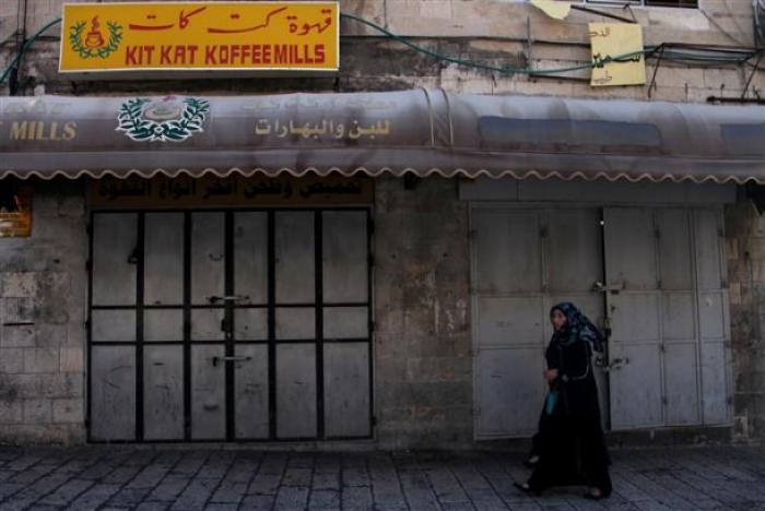 العدو الصهيونى يجبر أصحاب المحال التجارية في حزما على إغلاقها بالقوةر