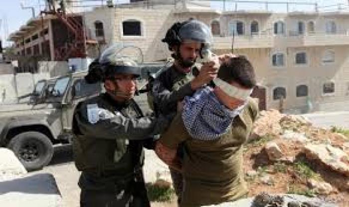 قوات الاحتلال تعتقل فتى من مخيم قلنديا شمال القدس 