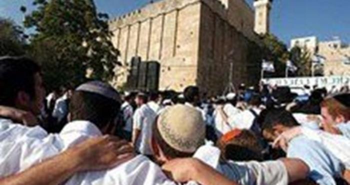 مئات المستوطنين الصهاينة يدنسون المسجد الإبراهيمي بالخليل