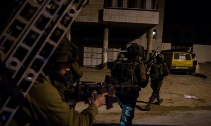 الاحتلال يشن حملة دهم وتفتيش في مناطق مختلفة بالضفة