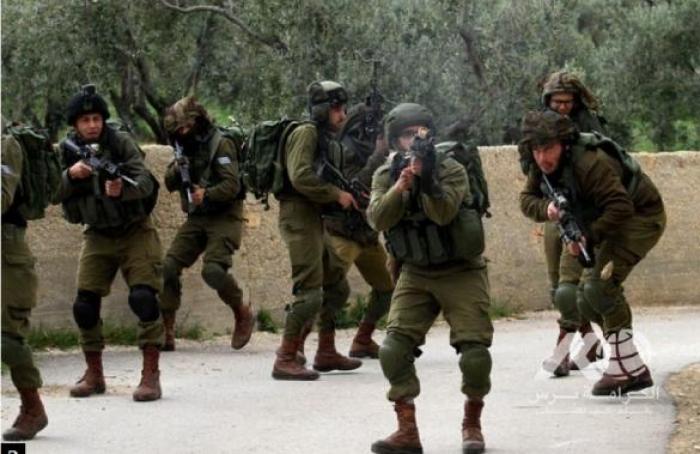 جنود الاحتلال يحرقون علم فلسطين على حاجز بنابلس