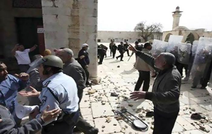قطعان المستوطنون يواصلون اقتحام باحات المسجد الأقصى