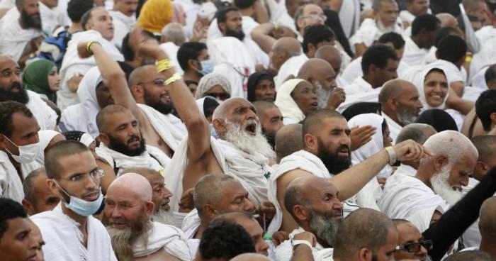ثاني أيام العيد حجاج بيت الله يرمون الجمرات في أول أيام التشريق