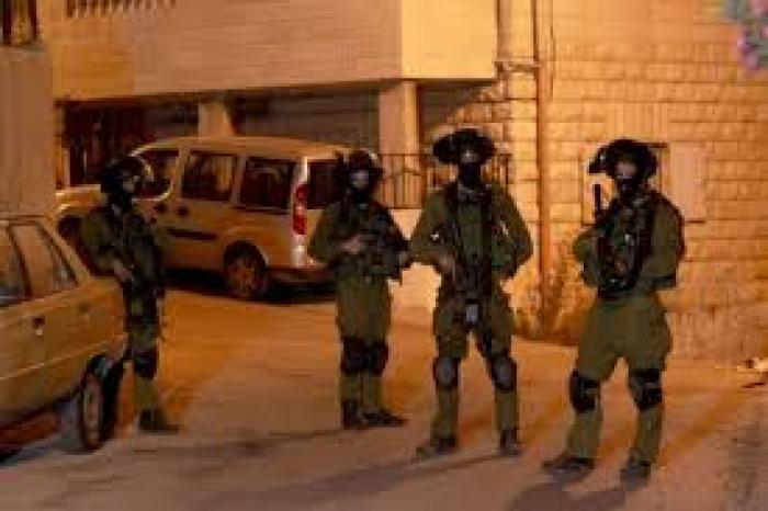 حملة إعتقالات ومداهمات طالت منازل المواطنين في الخليل الليلة