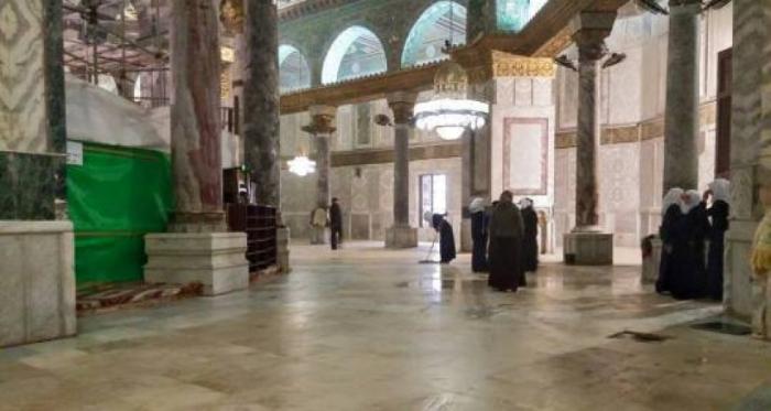 إزالة سجاد مسجد الصخرة في الأقصى تمهيداً لفرشه بجديد
