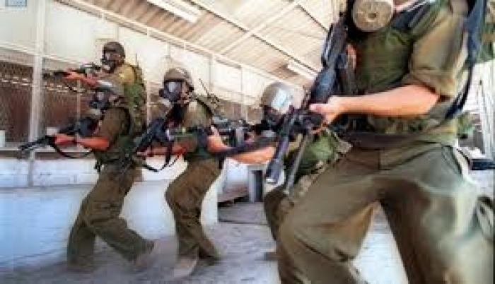 وحدات قمع تقتحم قسم (1) في سجون ريمون وتعتدي على الأسرى