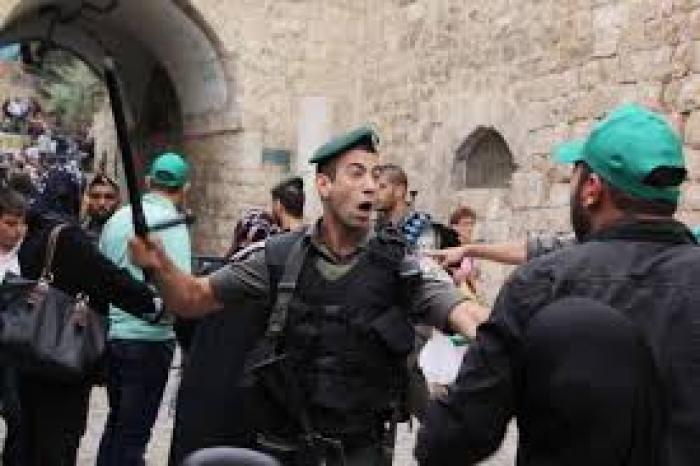 اعتقالات في صفوف النسوة قرب أبواب الأقصى