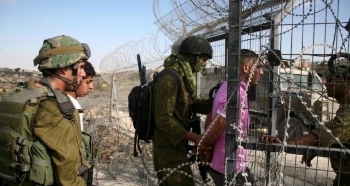 الاحتلال يزعم اعتقال 4 فلسطينيين من غزة تسللوا عبر السياج الفاصل