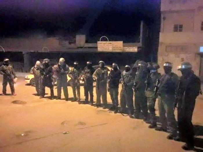 بالصور : مسلحون يجوبون شوارع مخيم جنين في ذكرى معركته الثالثة عشر